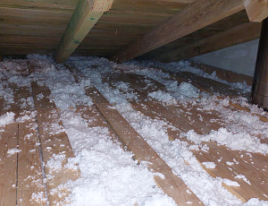 Zateplení trámového stropu rodinného domu pomocí foukané izolace